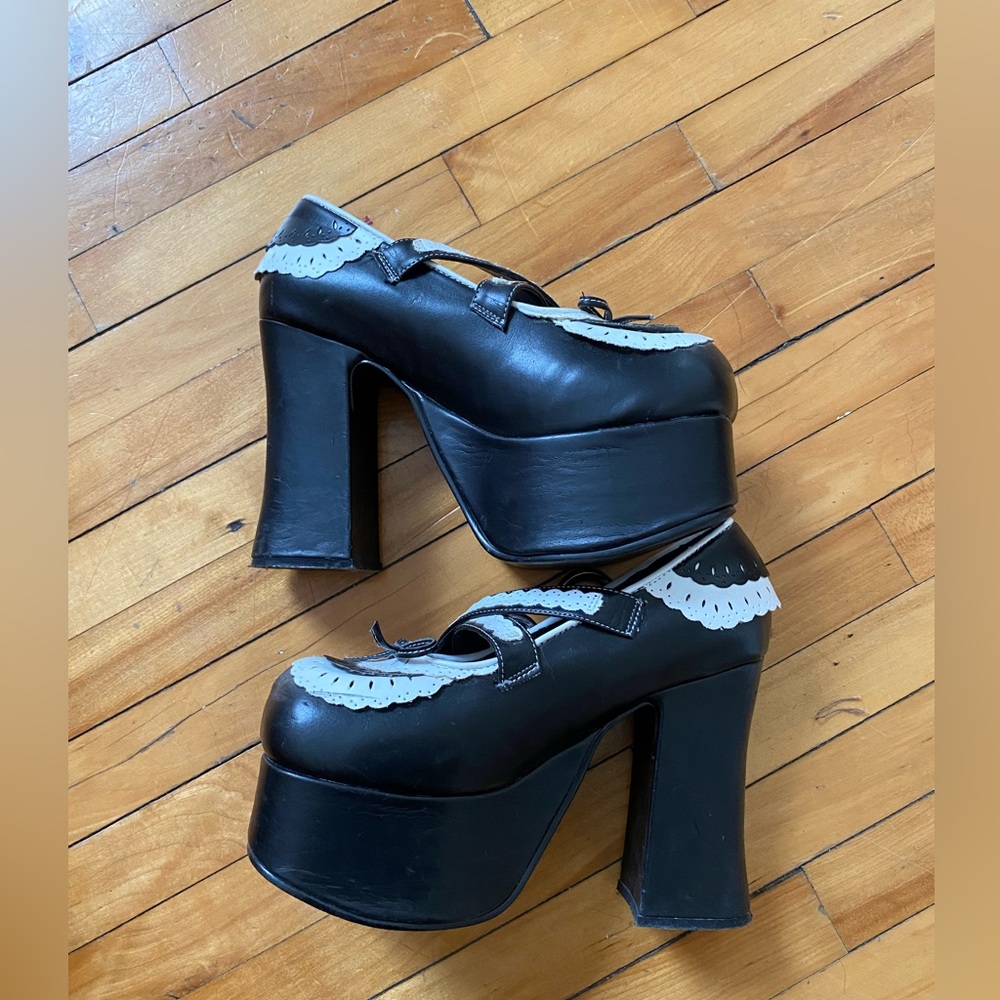 Demonia black n white size 6-7